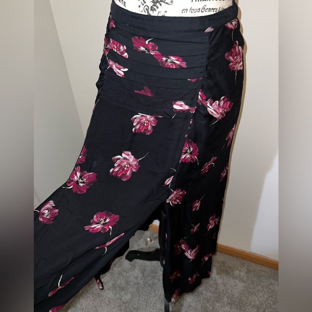 Nicholas Floral Ruched Raw Silk Midi Skirt
Size 10 - Picture 7 of 11
